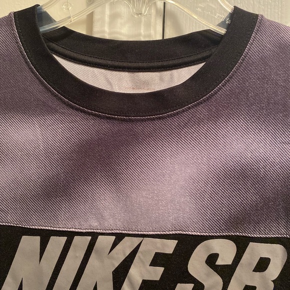 Nike SB Men's Nike Dri-fit Gray and Black Performance reflective T-shirt. - Picture 2 of 6